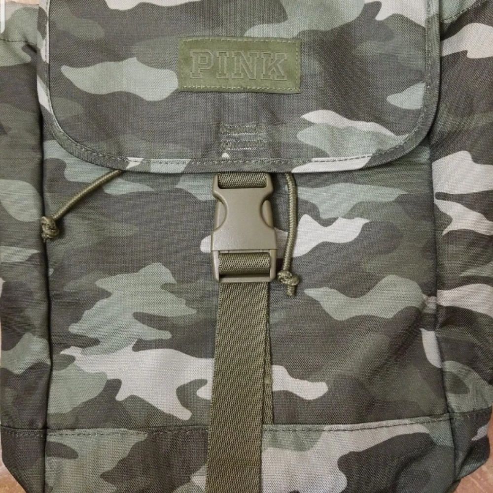 Nwt vs pink camo backpack